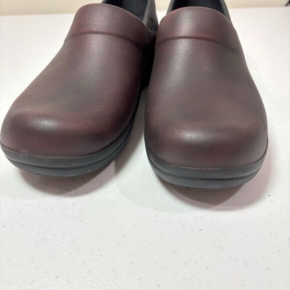Crocs Womens Neria Pro II Slip On Work Clogs Size 10 Burgundy Black Dual Comfort - Picture 3 of 9